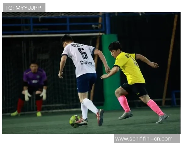 黑色短裤足球明星揭秘他在赛场上的风采与成就 黑色短裤足球明星揭秘他在赛场上的风采与成就